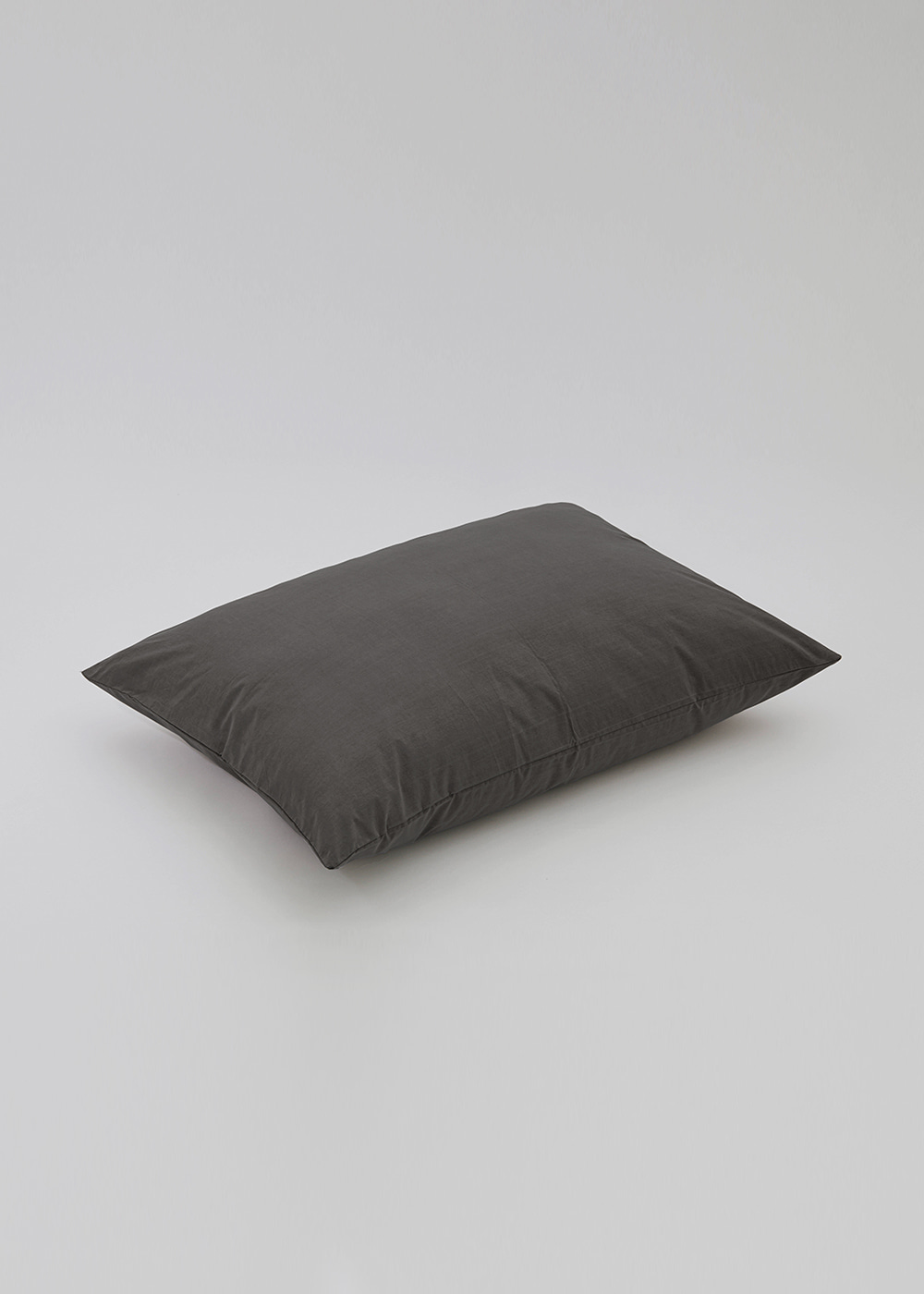 nune pillow dark
